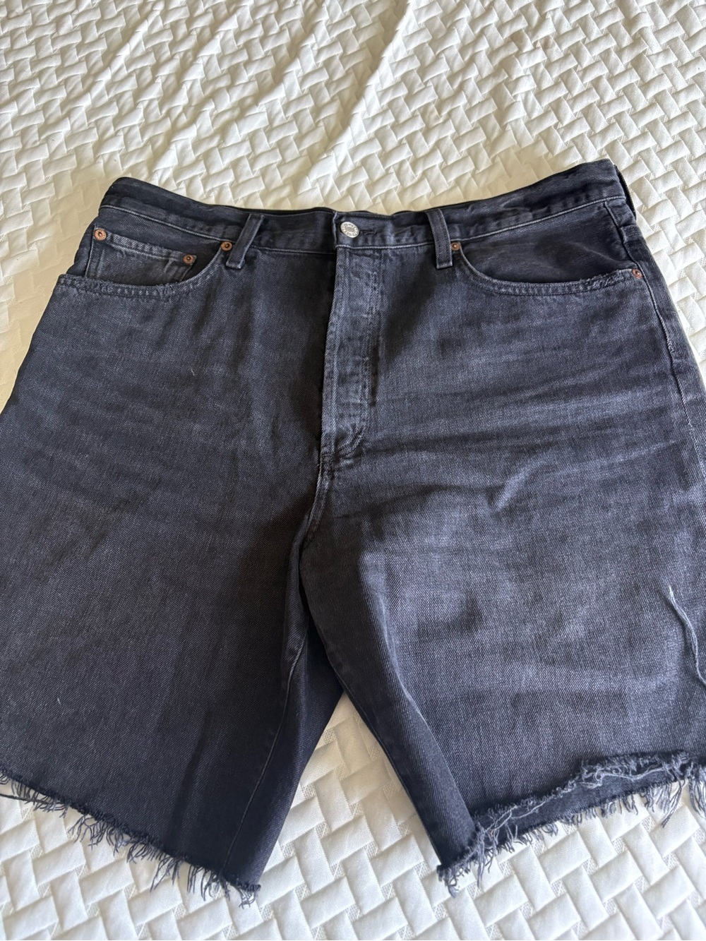 Agolde Indra shorts in black denim - Picture 9 of 9